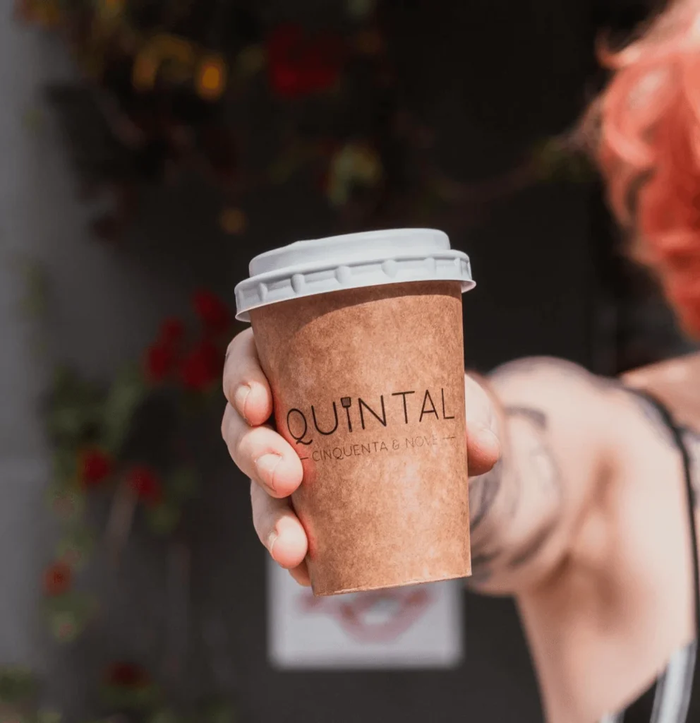 Copo de café com o logo do Quintal 59