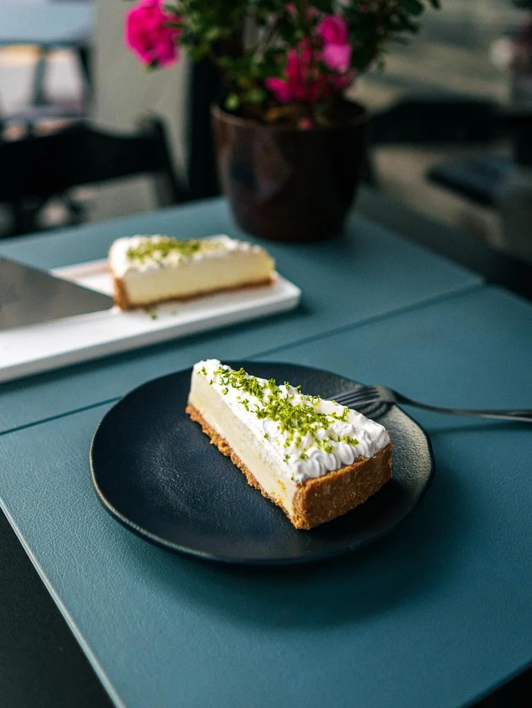 Fatia de torta doce com raspas de limão no Quintal 59