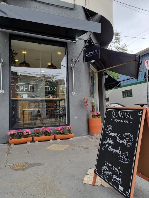 Fachada do Quintal 59 Mirandópolis, na Rua das Rosas, 531